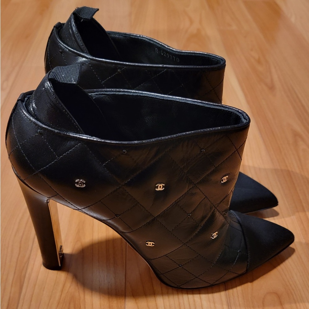 🚨SOLD🚨 $ 500 CHANEL Signature Quilted Leather Booties